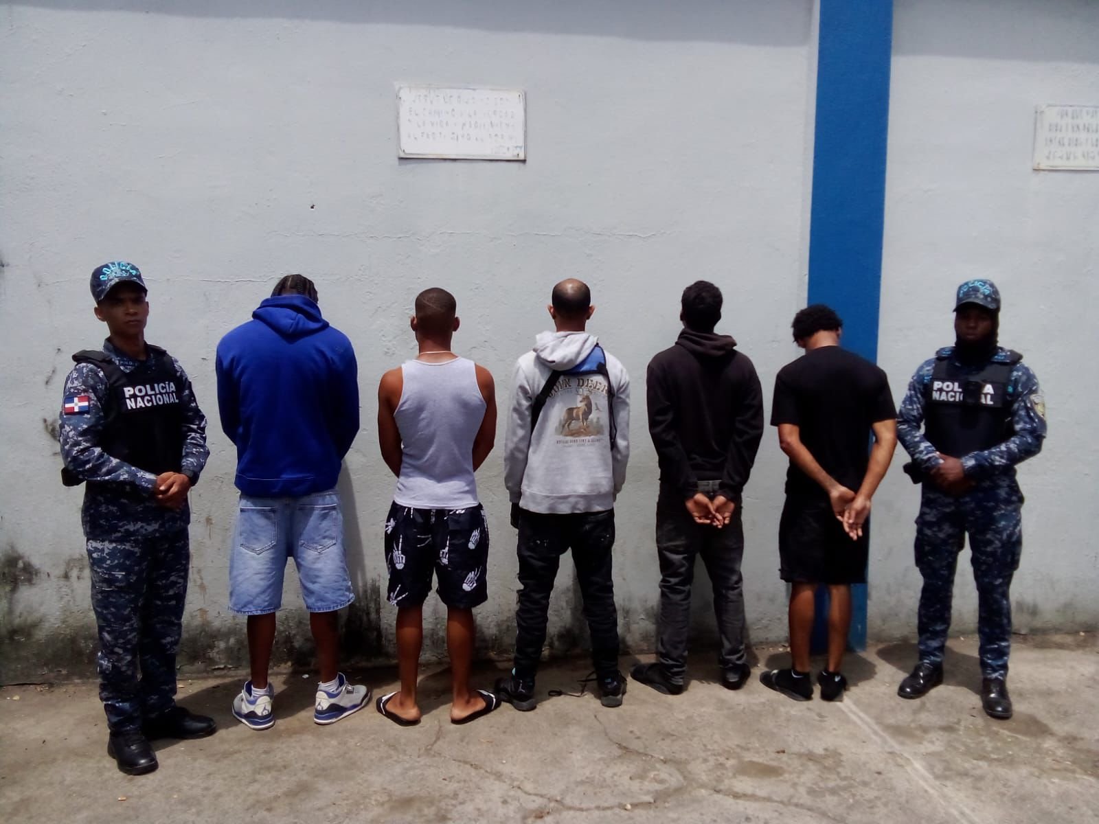 Policía detiene cinco antisociales en flagrante delito, les ocupa cuatro motocicletas y recupera pertenencias sustraídas a una persona en Sabana Perdida, SDN.
