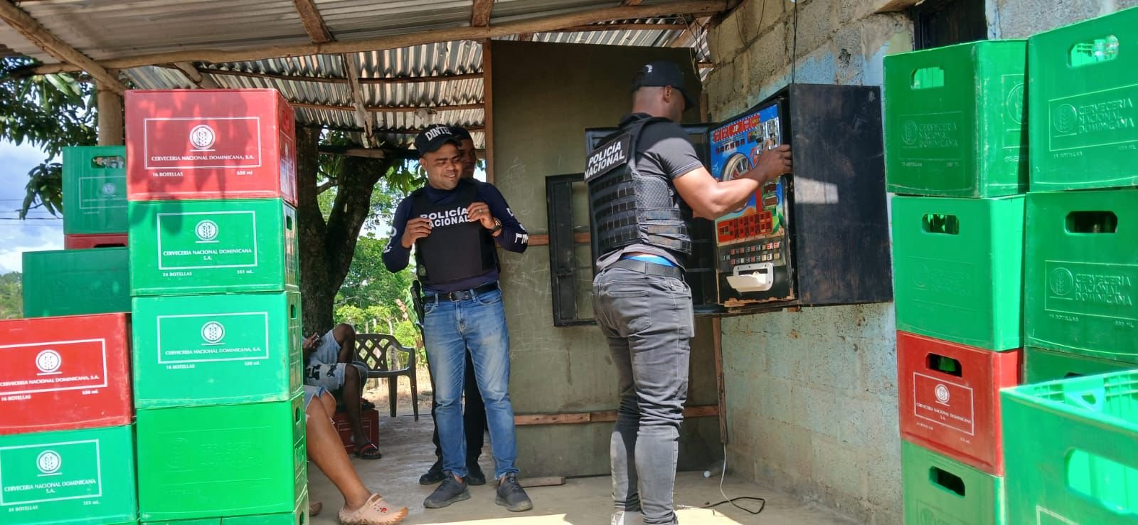 Policia preventiva y DINTEL ocupan máquinas tragamonedas ilegales durante operativos en SDN y Monte Plata.